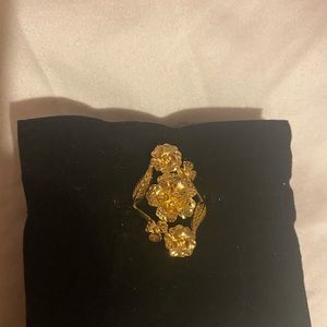 18 k real saudi gold big flower ring solid with stamped .